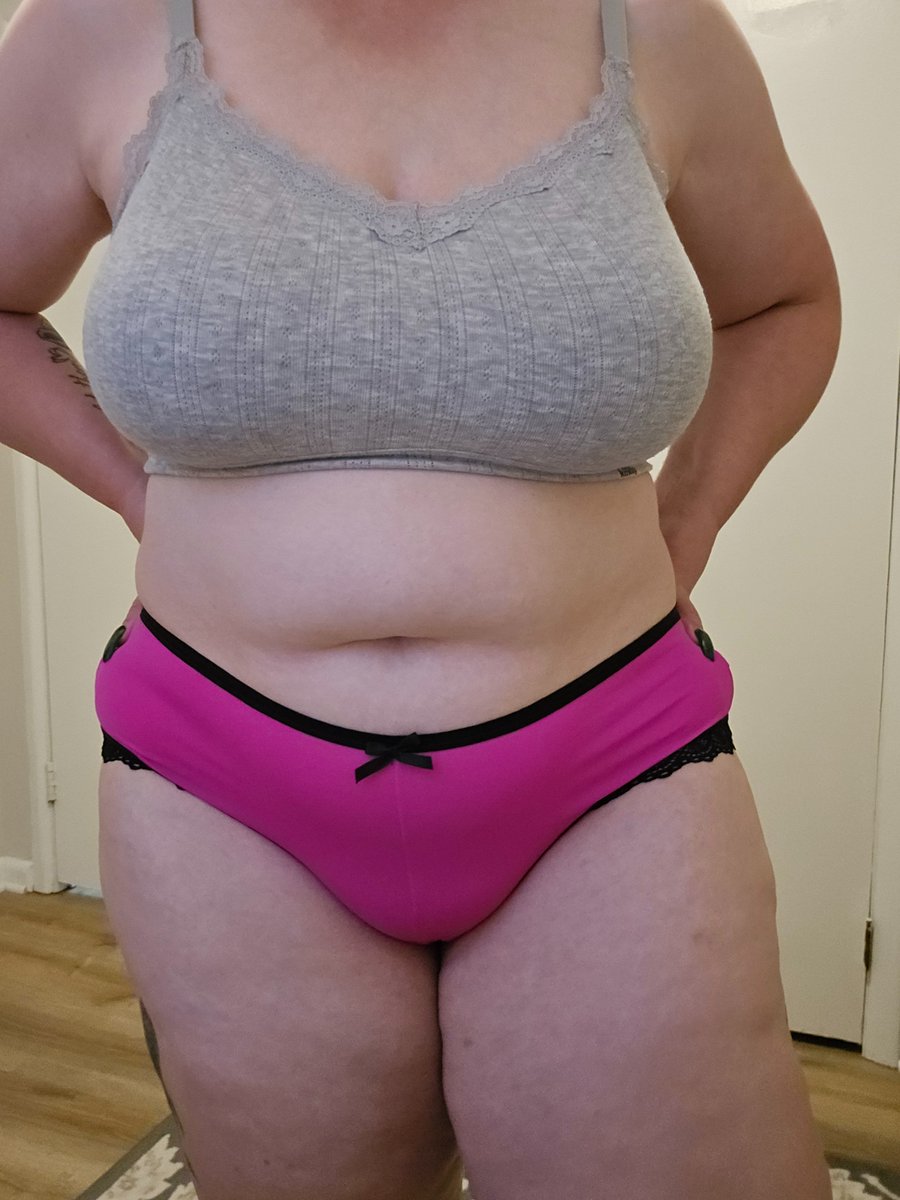 SecretSeductXO's tweet photo. Apparently I'm collecting new followers this morning. 😂👀
Welcome to the trouble. 😈💋
I'm still waiting to see who becomes my first OF subscriber though… somebody's gotta claim bragging rights. 😂🔥 https://t.co/B4JXhSHpYS