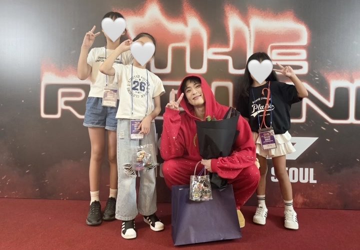 jaehyunpetals's tweet photo. Jaehyun's photo with little girls🤗 https://t.co/hOOGOaTx7d