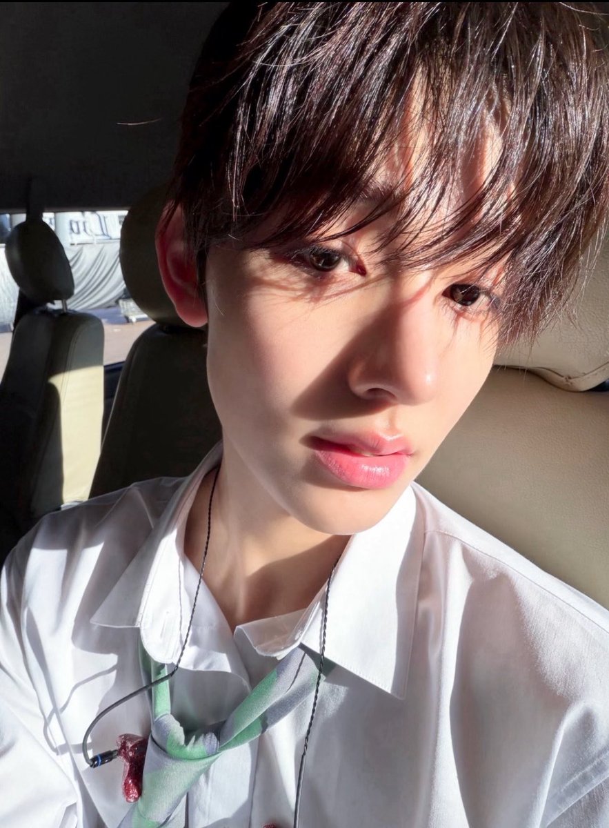 eyanngantuk's tweet photo. his pretty face caught the sunlight https://t.co/aR9dFG9B81
