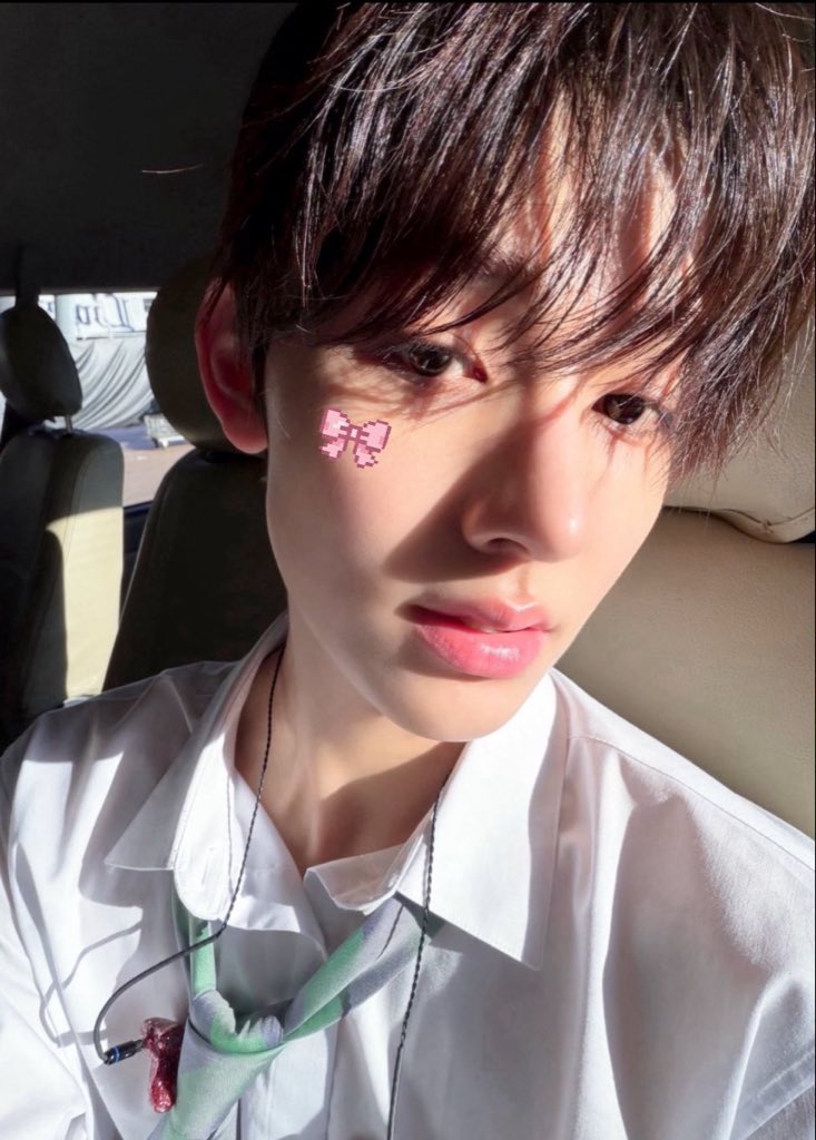 eyanngantuk's tweet photo. his pretty face caught the sunlight https://t.co/aR9dFG9B81
