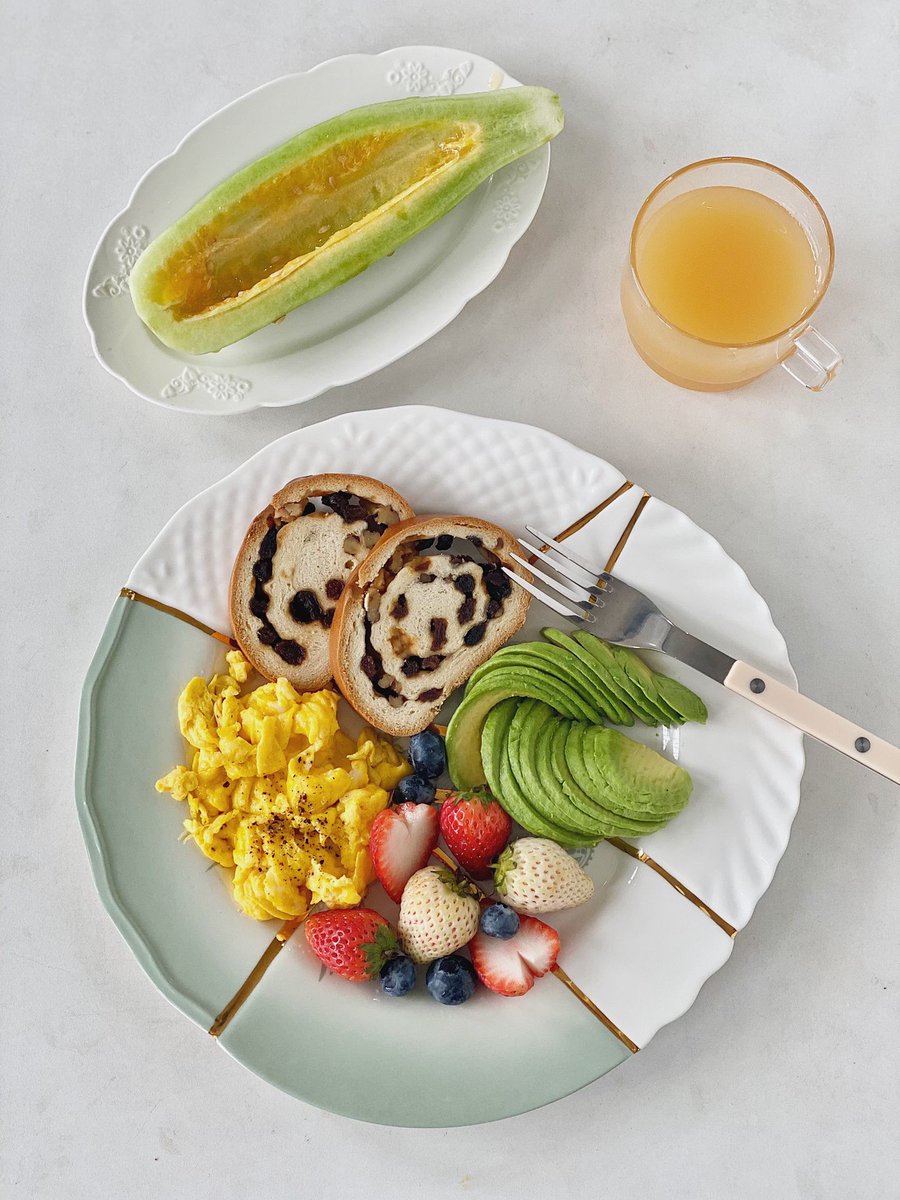 danteo159079's tweet photo. Sunny weekend brunch = fluffy banana pancakes drizzled with honey + a side of crisp berries. Perfect tiny treat to slow down and savor the moment. https://t.co/k5aR25uEho