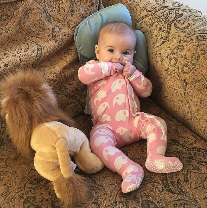rinaken82444's tweet photo. [Parenting win: building a blanket fort with my kid = giggles, creativity, and zero screen time. Best 30 mins all week! ]， https://t.co/wvZXsYUfK6
