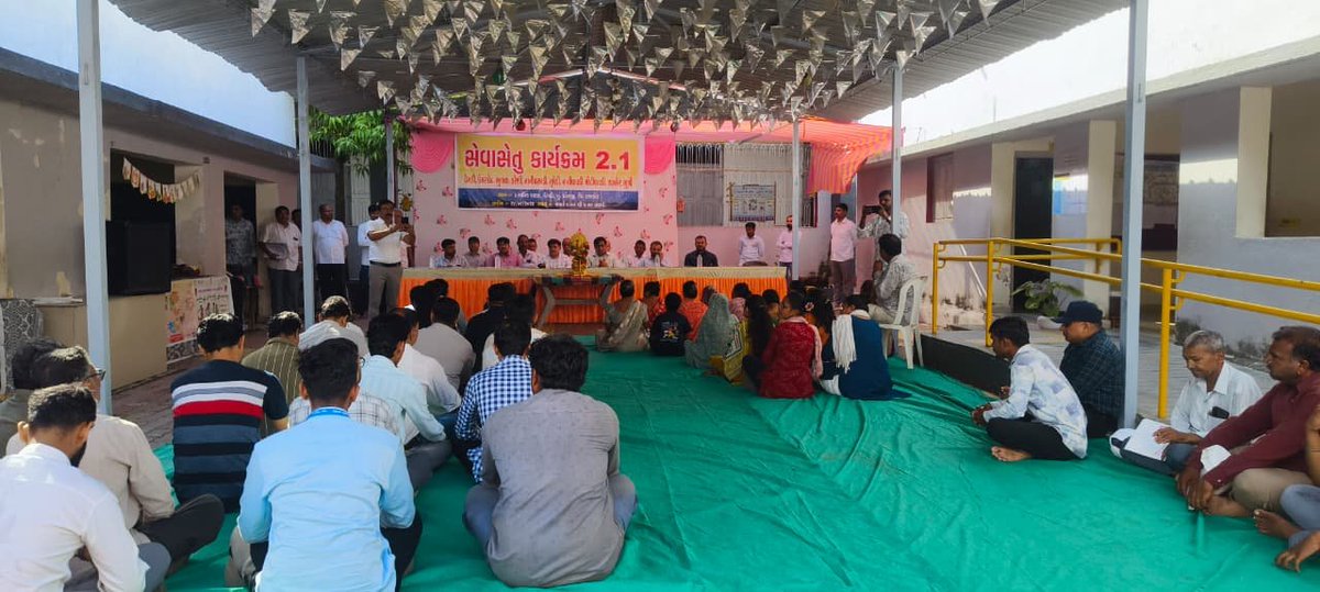 sdmdhoraji's tweet photo. આજરોજ સેવાસેતુ 2.1 અંતર્ગત ધોરાજી તાલુકાનાં વેગડી ગામે સરકારી સેવાઓ અને જનહિતલક્ષી યોજનાઓનો લાભ નાગરિકોને સ્થળ પર જ મળી રહે તે હેતુથી કાર્યક્રમ યોજાયો.
વિવિધ અરજીઓ તથા સેવાઓ અંગે વિવિધ વિભાગો દ્વારા જરૂરી કાર્યવાહી કરી નાગરિકોને સહાય પૂરી પાડવામાં આવી.
#SevaSetu2.1 https://t.co/x0g0vnGS6Z