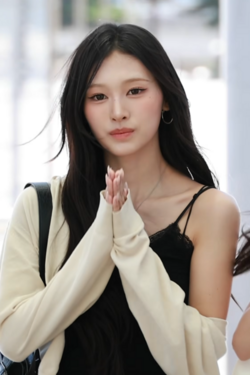 Irum_Seong's tweet photo. 미나미(ミナミ) 씨는 '아이돌(IDOL)'의 '우상(偶像)'이라는 사전적 의미를 알게 해주는 것 같음. 진짜 예쁘고, 뭐든지 잘하고, 열심히 하고, 못하는 게 없네. 한국에서 활동해줘서 정말 고맙습니다. https://t.co/UkfgctqfCG