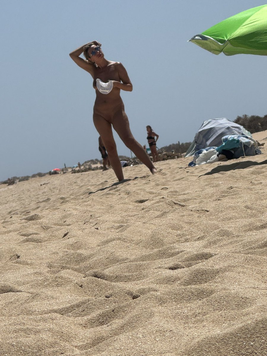 mik_abt's tweet photo. Nudist woman in Fuerteventura 
#nude #nudist #nudism #nudista #playanudista #naturism #exhibiciónismo #exhibitionist #voyeur #guardone #tits #naturaltits https://t.co/6kPUdcA2Xp