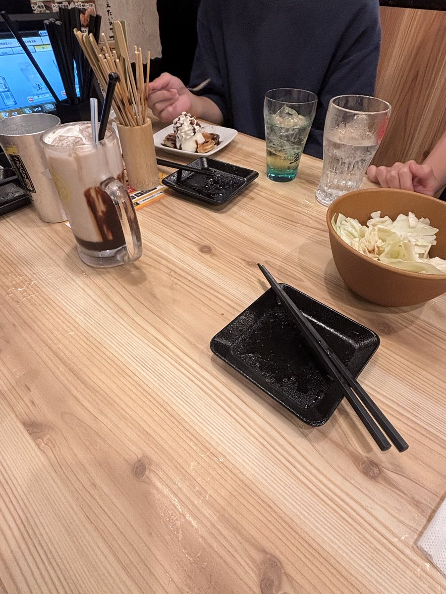 ng34395's tweet photo. ソラはチュロスアイス
めあはチョコレートみるく
かずきは塩キャベツと焼酎ソーダ割り？？？ https://t.co/WsRToXPILb