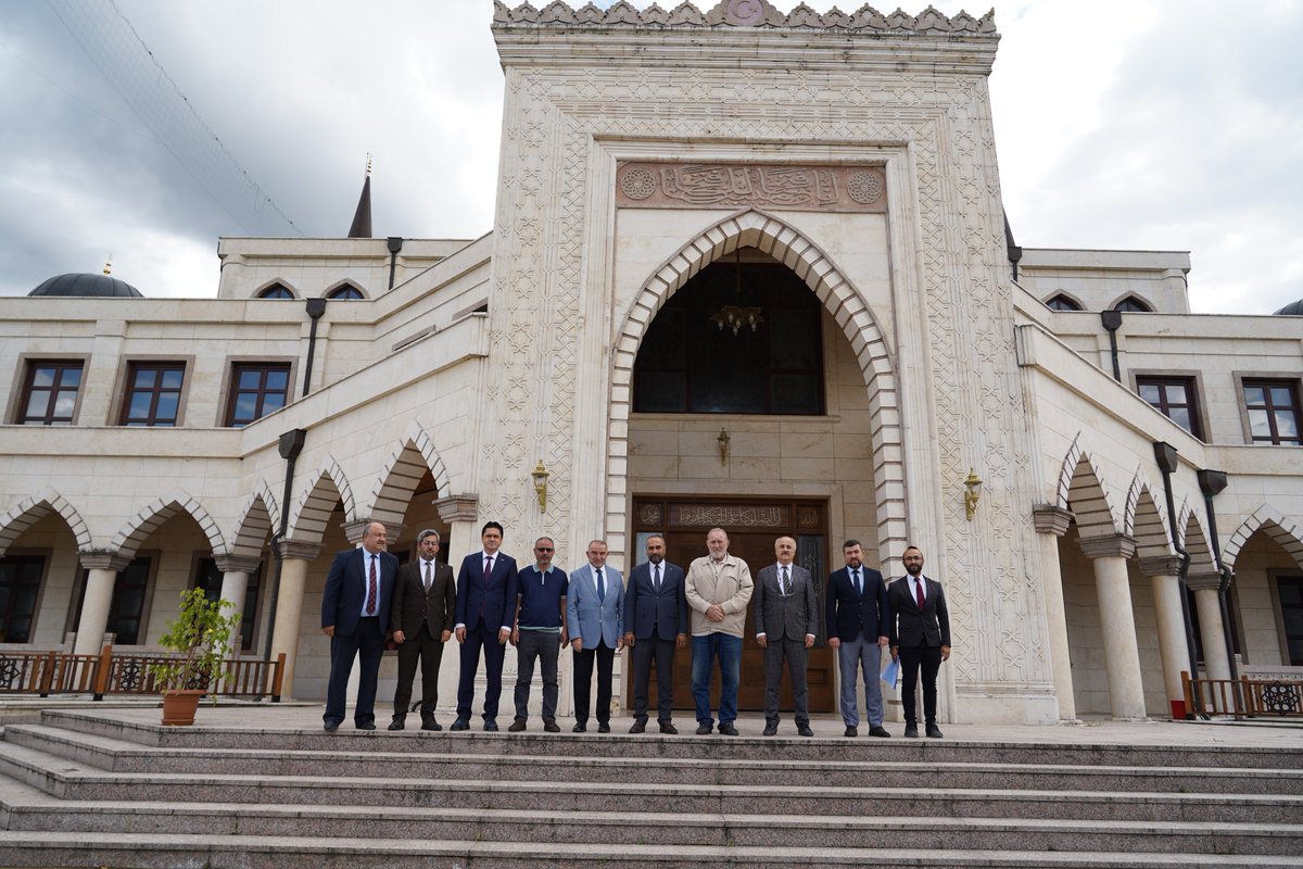 israfilkisla's tweet photo. Bugün Bartın Üniversitesi Rektörü Prof. Dr. Ahmet Akkaya’yı ziyaret ettik.

Ziyaret kapsamında Rektörümüz ve beraberindeki heyetle Kutlubey Kampüsü İlahiyat Fakültesi inşaat alanında incelemelerde bulunarak yürütülen çalışmalar hakkında yetkililerden bilgi aldık. https://t.co/YIxF8dOfOd