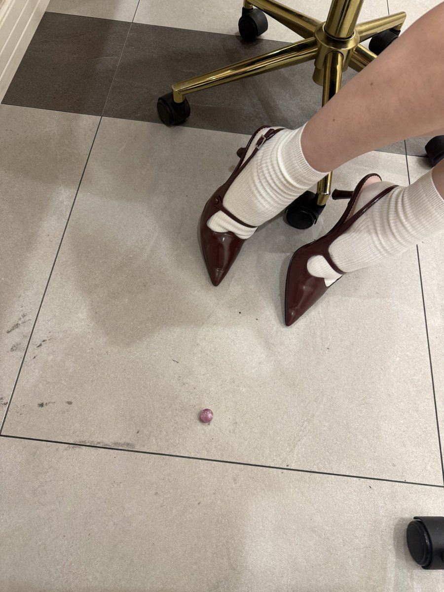 godlegcrusher's tweet photo. 美容外科で雨踏み潰した時笑

 #踏み潰し  #飴ちゃん https://t.co/bjS1RX5Jeo