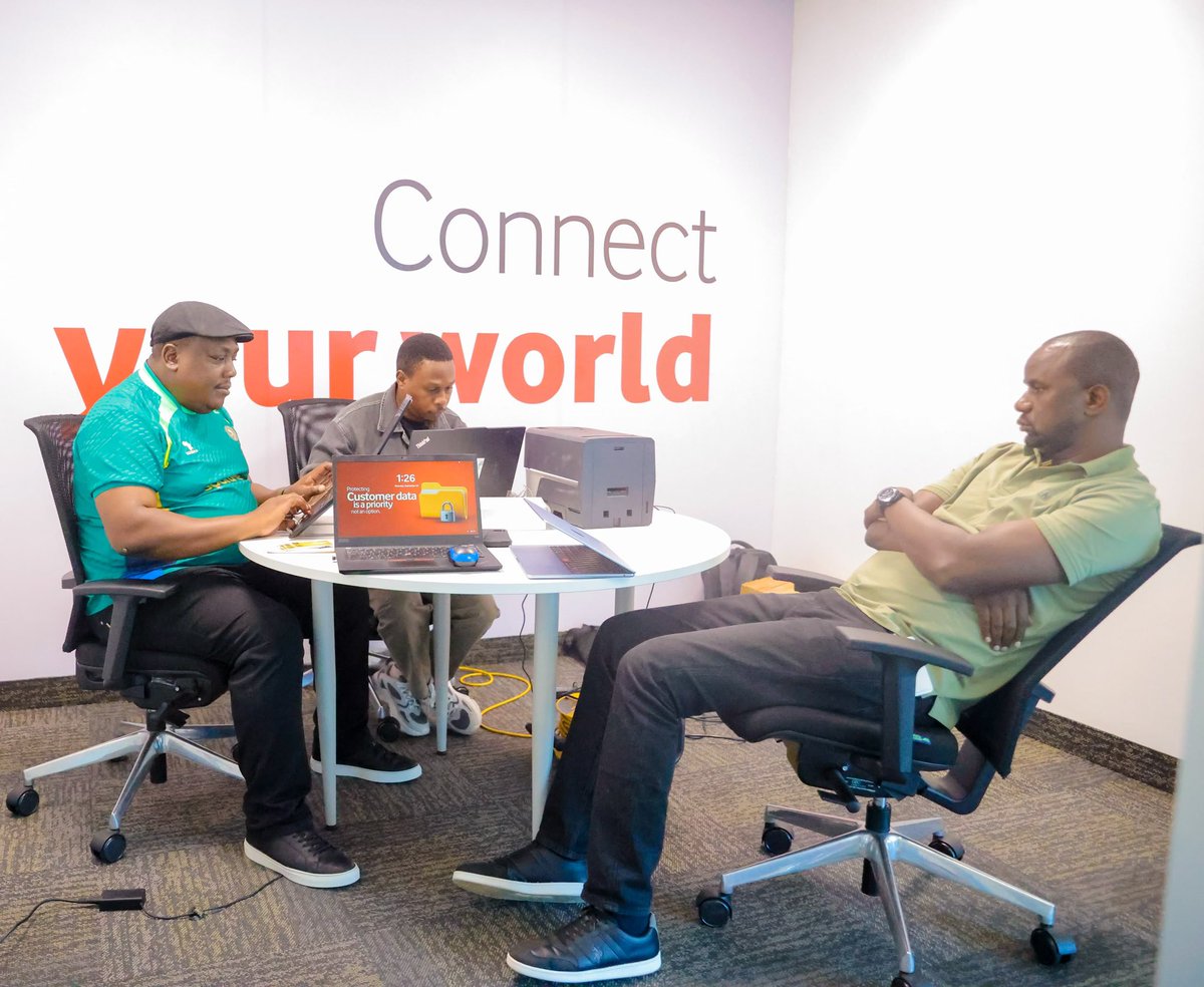YoungAfricansSC's tweet photo. Idara ya Wanachama na Masoko leo imetembelea Ofisi za Vodacom Tanzania kwa ajili ya zoezi la usajili wa wanachama sambamba na kuimarisha Tawi la Yanga Vodacom.

Zoezi hili ni sehemu ya mkakati wa Klabu wa kuwafikia Wananchi katika taasisi, makampuni na maeneo mbalimbali ya kazi ili kuwawezesha kujiunga na familia ya Yanga na kuendelea kuwa sehemu ya safari ya Klabu popote walipo.

Tunawashukuru uongozi pamoja na wafanyakazi wa Vodacom Tanzania kwa mapokezi mazuri na ushirikiano wao katika kufanikisha zoezi hili.

#TimuYaWananchi 
#DaimaMbeleNyumaMwiko
