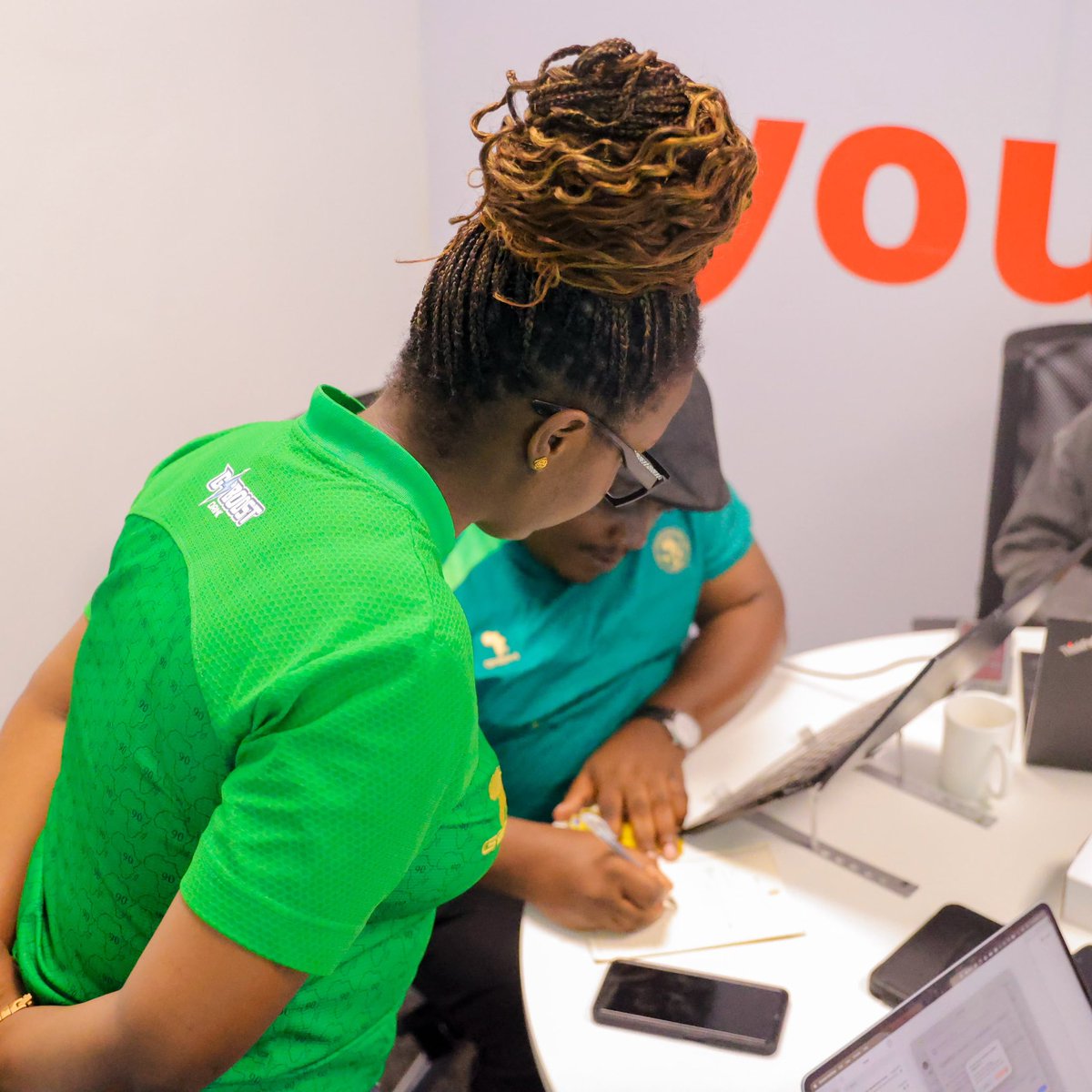 YoungAfricansSC's tweet photo. Idara ya Wanachama na Masoko leo imetembelea Ofisi za Vodacom Tanzania kwa ajili ya zoezi la usajili wa wanachama sambamba na kuimarisha Tawi la Yanga Vodacom.

Zoezi hili ni sehemu ya mkakati wa Klabu wa kuwafikia Wananchi katika taasisi, makampuni na maeneo mbalimbali ya kazi ili kuwawezesha kujiunga na familia ya Yanga na kuendelea kuwa sehemu ya safari ya Klabu popote walipo.

Tunawashukuru uongozi pamoja na wafanyakazi wa Vodacom Tanzania kwa mapokezi mazuri na ushirikiano wao katika kufanikisha zoezi hili.

#TimuYaWananchi 
#DaimaMbeleNyumaMwiko