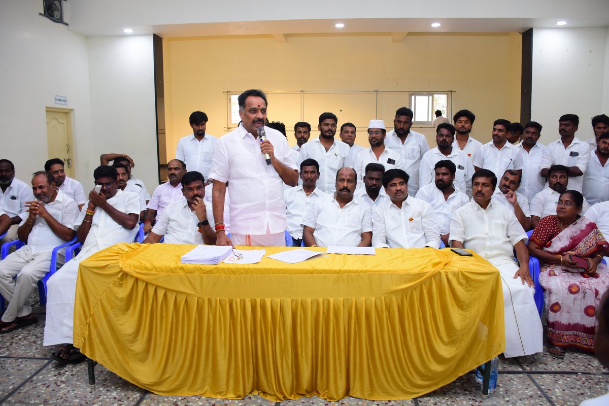 OfficeofminMRV's tweet photo. தாராபுரம் சட்டமன்ற தொகுதி இடைத் தேர்தலை முன்னிட்டு,
மாண்புமிகு கழகத் தலைவர்,திரு. @TVKVijayHQ அவர்களின் ஆணைக்கிணங்க,
மாண்புமிகு கழகப் பொதுச் செயலாளர்,திரு. @BussyAnand
அவர்களின் ஆலோசனையின் படி,மூலனூர் பேரூராட்சி பொறுப்பாளர்களாக நியமிக்கப்பட்டுள்ள கழக நிர்வாகிகள் மற்றும் முக்கிய நிர்வாகிகளுடனான ஆலோசனைக் கூட்டம் மாண்புமிகு போக்குவரத்துத்துறை
அமைச்சர்,திரு. @TamilanParthib1 அவர்கள் தலைமையில் இன்று நடைபெற்றது.(1/2)