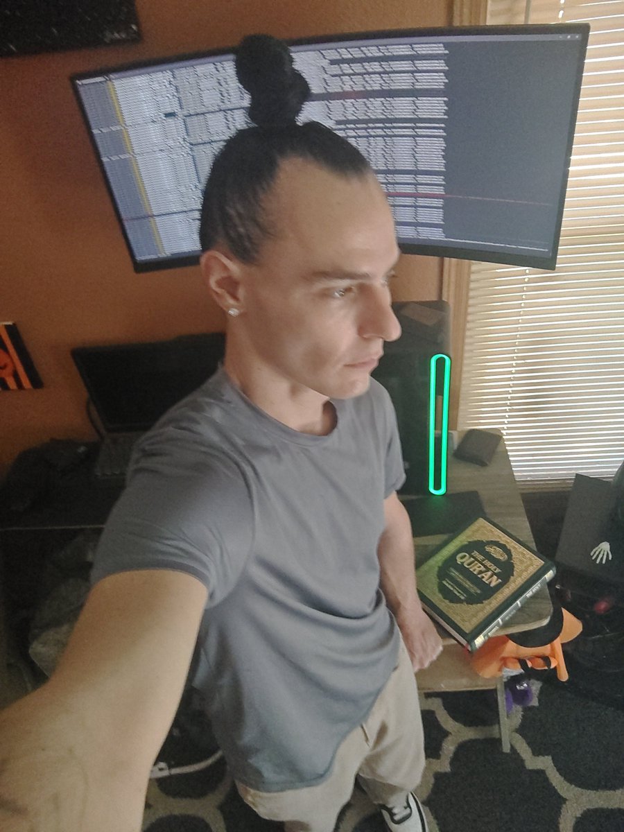 monotonous936's tweet photo. Basically these computers are my entire existence without them I'd be nothing, has anyone looked inside a Pentium I9 🤩🤩🤩 https://t.co/v7BsZ5XZ6g