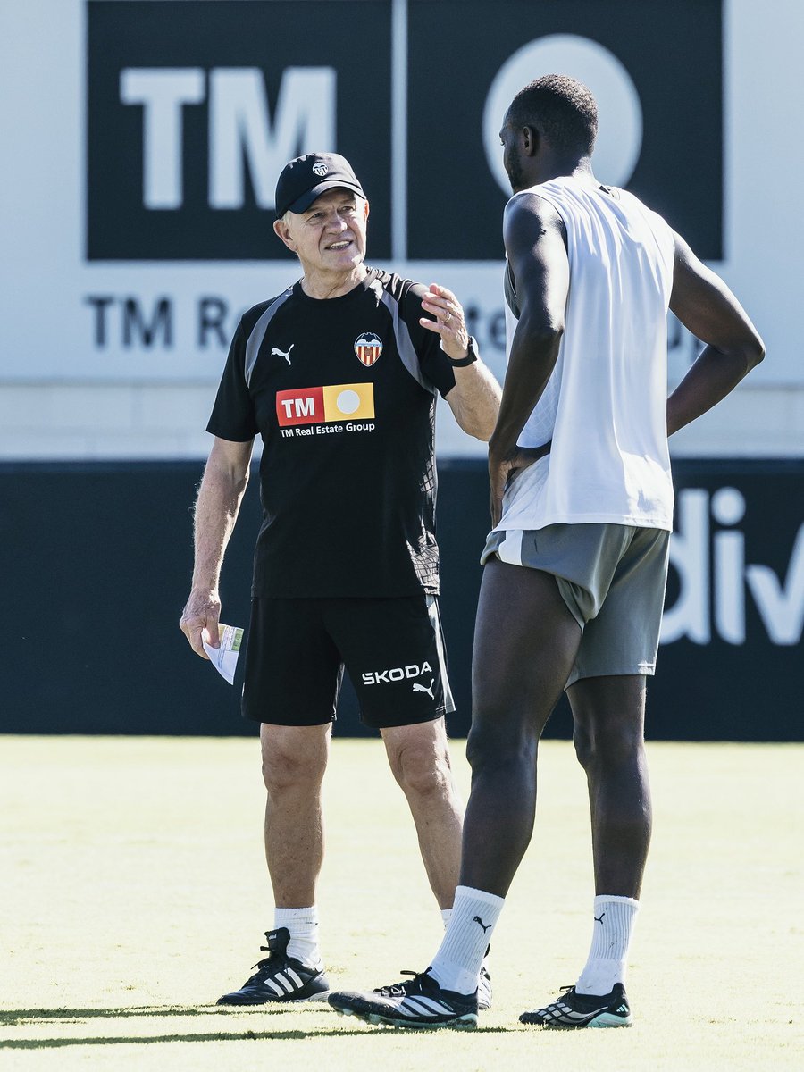 valenciacf's tweet photo. 📸🧢🦇 Comienza una nueva etapa https://t.co/ZGJdnYPURS