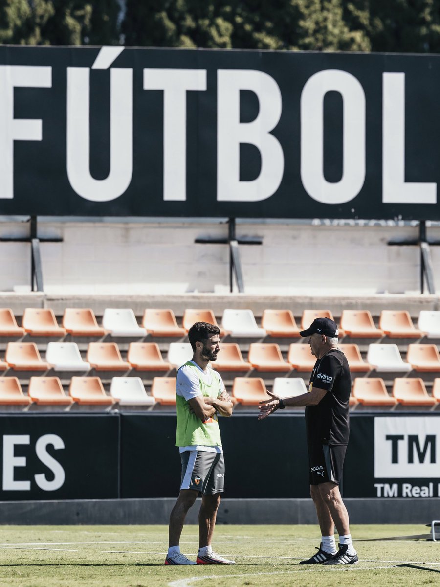 valenciacf's tweet photo. 📸🧢🦇 Comienza una nueva etapa https://t.co/ZGJdnYPURS