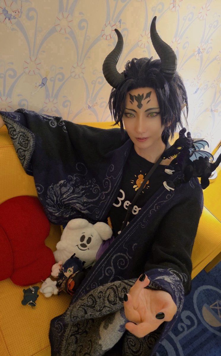 pomepesco's tweet photo. ※コス/⚠️🎃のシャツ
ホテルでのひと時👻 https://t.co/FANMBEslJT