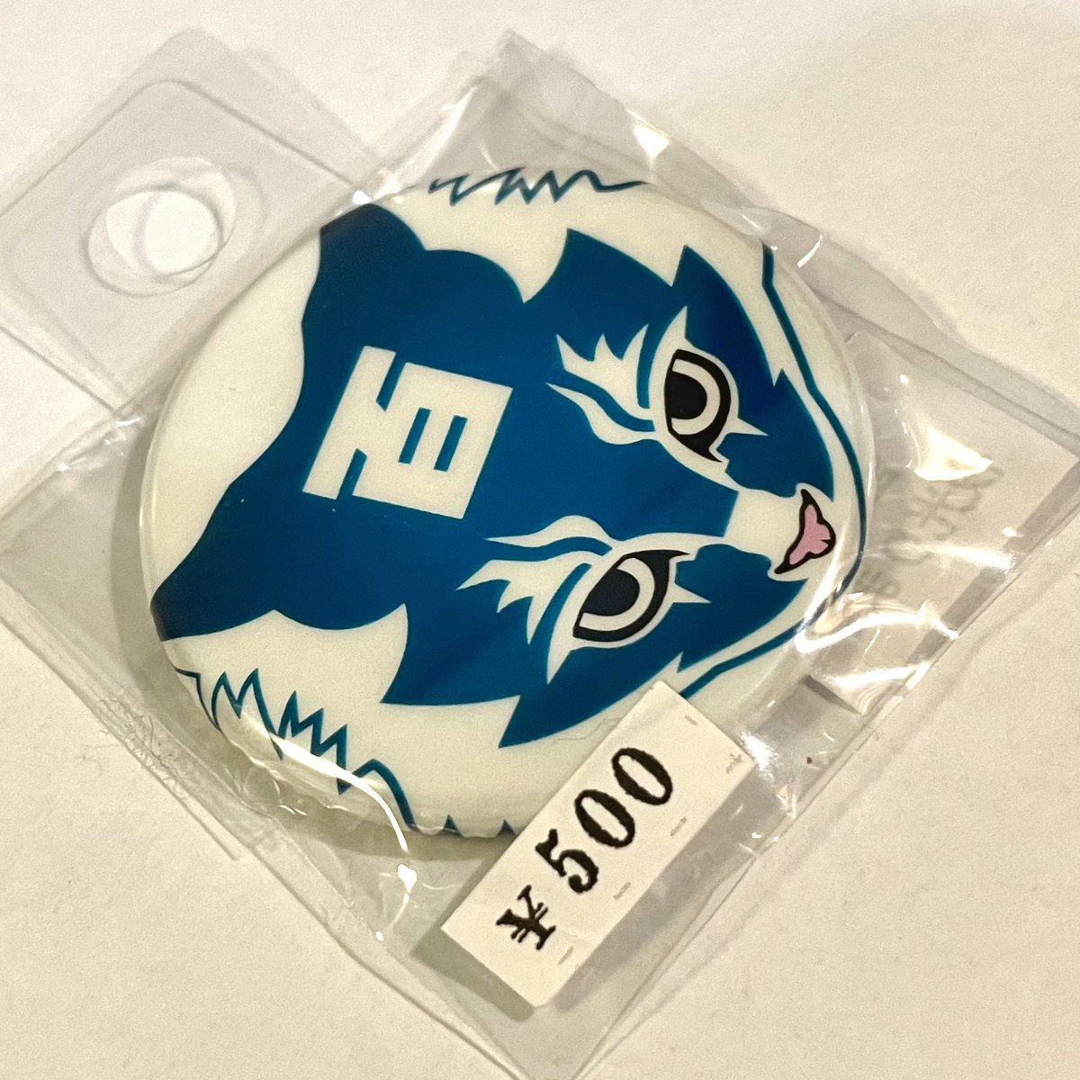 ganagona's tweet photo. 9月26日ZINEフェス東京です！
【猫山座/5階i-7】商品紹介『缶バッヂ』
闇夜に光るぞ！猫の蓄光バッヂ
★ここを見て来てくれた方にはポストカードを差し上げます！ぜひ声をかけてください♪
#zineフェス  #ZINEフェス  #ZINEフェス東京 https://t.co/0hmyVL0yq3