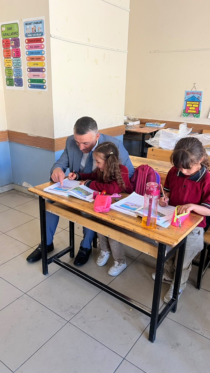 PatnosMEM's tweet photo. 📌 YENİ EĞİTİM ÖĞRETİM YILINDA OKUL ZİYARETLERİ

Patnos İlçe Millî Eğitim Müdürümüz Sayın Yüksel ZORLU, 2026-2027 eğitim öğretim yılı kapsamında Yürekveren İlk/Ortaokulunu ziyaret ederek okul yöneticileri ve öğretmenlerimizle bir araya geldi.

Ziyaret kapsamında okulda yürütülen eğitim öğretim faaliyetleri hakkında bilgi alan Sayın ZORLU, öğretmenlerimizle görüş alışverişinde bulunarak yeni eğitim öğretim yılının hedefleri ve beklentileri üzerine değerlendirmelerde bulundu.

Eğitim camiamızın özverili çalışmalarıyla yeni eğitim öğretim yılının başarılı, verimli ve hayırlı geçmesini temenni eden Sayın ZORLU, okul yöneticilerimize ve öğretmenlerimize çalışmalarında başarılar diledi.

Patnos İlçe Millî Eğitim Müdürlüğü

@tcmeb
@tcagrivaliligi
@agrimem
@halukcakan12 
@patnos_004 
@YkselZorlu