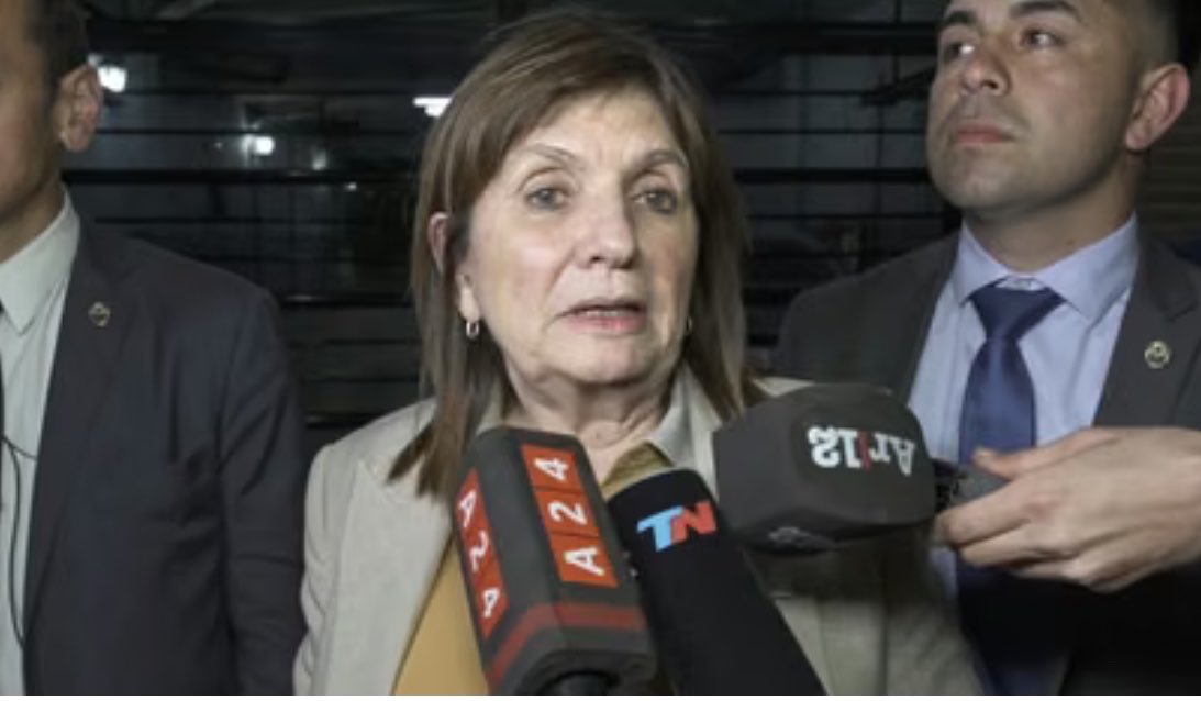 NatiPeronistaOk's tweet photo. Leí que el marido de Bullrich está muy mal de salud y ella para soportar la presión está con antidepresivos, entonces toma una gota de alcohol y BALBUCEA, reírse de eso nos rebaja a la altura de ellos.
Esa cama se la hizo Karina nosotros NO https://t.co/LjkTNxkIdC