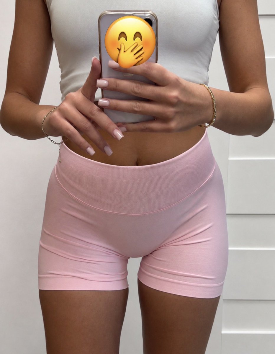 Julcia_zb's tweet photo. Wasza Pani już wróciła z pluskanka, teraz czas na siłownie, który piesek wypierze skarpetki w mordzie po siłowni? #findom #femdom #blik https://t.co/WqL16EIrkZ
