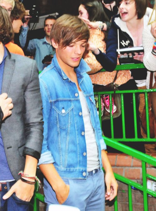 WhyLarryIsReal tweet picture