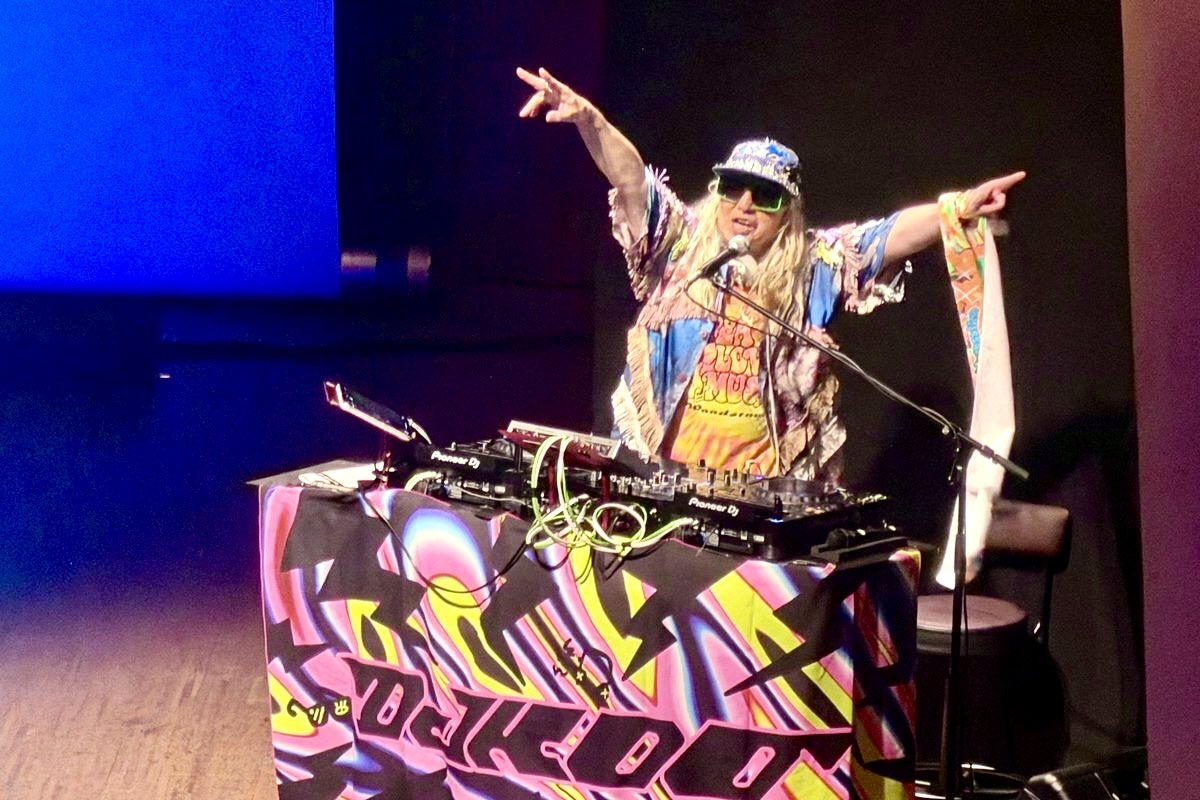 DJKOO_official's tweet photo. #さすがに 最KOOスギました！！

Owarai-night Sensation
『DJ KOO presents ちゃんKOOお笑いLIVE!! vol.7』＠杉並公会堂 

ご来場ありがとうございます！！

#カナメストーン！#真空ジェシカ！
#ママタルト！3組で20分枠を40分超え！！予定調和の無い舞台と開場がひとつになって笑いのグルーヴが巻き起こる
またもや神回更新です！！

そしてネタ見せコーナー
#ヒガ2000！#バチョフ！#モズ！
めっちゃ爪痕残しまくり

#ニューヨークジャックX と生配信もヤバいバルダーンス

沢山の皆さんに心から感謝 DO DANCE！

#ちゃんKOOお笑いLIVE 
#DJKOO