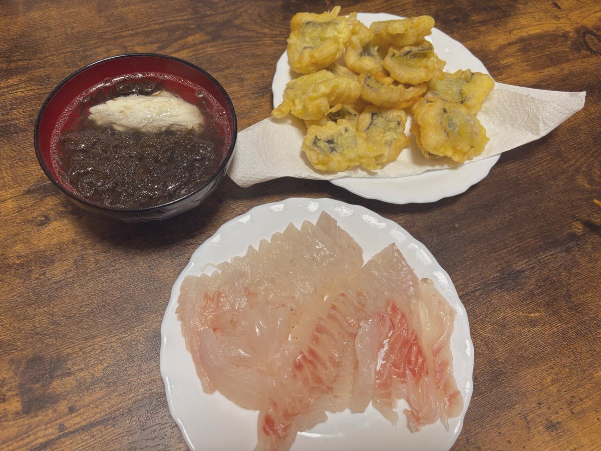 _pugyagya_'s tweet photo. 今日は海の幸だらけ🐟🪸

またまたハモの天ぷらに
鯛のお刺身(ちょっと上達したかな😂)
鯛のアラで出汁取ったお吸いもの
の中にモズク入れてみた👏

めちゃめちゃ鯛の脂凄くて
お吸いもんテカテカ😂

明日はどのお魚さんにしようか🤔 https://t.co/BDMh57SVYA