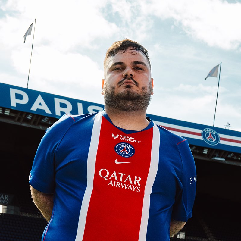 HHezerS7's tweet photo. Joined @PSGVitalityEAFC 🐝
Representing two such prestigious teams is an incredible honour.

I’ll give everything to live up to this opportunity, honor these colours and make our fans proud.

Can’t wait to start this journey alongside @LeviDeWeerd and @ManiiKa_FIFA 

#VForVictory https://t.co/7laBdPwpTg