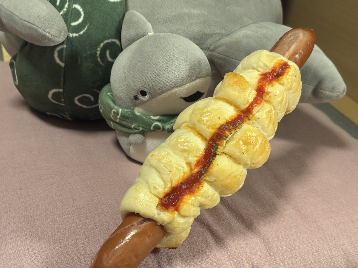 goshuinoshame's tweet photo. 子ザメちゃん…すごい大きなパンだけど君なら一口でいけるかな…？
#おでかけ子ザメ
#子ザメとまいにち https://t.co/fXgc1qF0Is