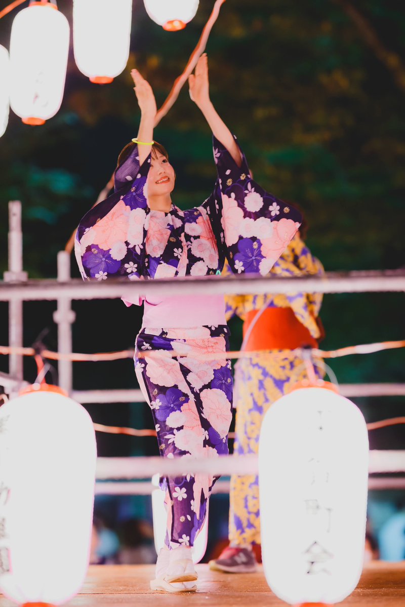 mbc_sky's tweet photo. 盆踊りは、みんなで楽しむことはもちろん、私自身が踊ることを一番楽しんでいます。そして、今はもう会えない大切な人たちを想いながら踊ること。それも私の大切なポリシーです。
そんな想いを込めて踊っている姿を撮っていただけたこと、とても嬉しいです🥲✨
本当に感謝です🙇‍♀️ https://t.co/Eve0XVpgrC