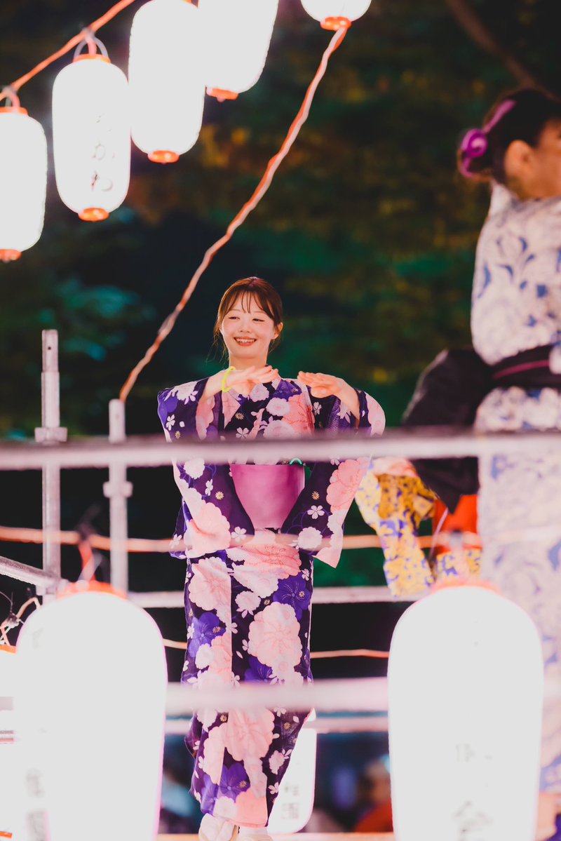 mbc_sky's tweet photo. 盆踊りは、みんなで楽しむことはもちろん、私自身が踊ることを一番楽しんでいます。そして、今はもう会えない大切な人たちを想いながら踊ること。それも私の大切なポリシーです。
そんな想いを込めて踊っている姿を撮っていただけたこと、とても嬉しいです🥲✨
本当に感謝です🙇‍♀️ https://t.co/Eve0XVpgrC