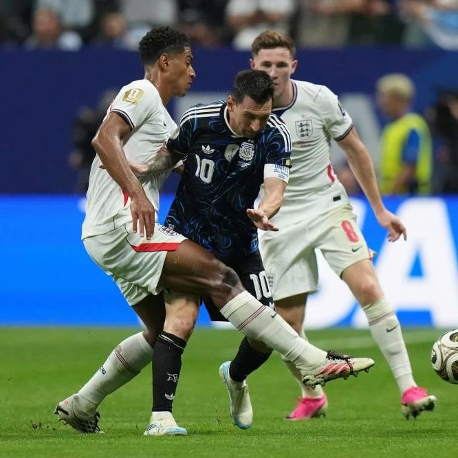futtmais's tweet photo. 🚨 Morgan Rogers comenta sobre o debate entre Cristiano Ronaldo vs Messi:

"Cristiano Ronaldo era o meu favorito. Mas joguei contra Lionel Messi na semifinal da Copa do Mundo, e ele já tinha 39 anos na época; não consigo nem imaginar como ele era no auge.

Dá pra imaginar não conseguir fazer nada contra ele no auge, tipo... é impossível. Mas na semifinal da Copa do Mundo também foi quase NADA que você conseguia fazer, e ele tinha 39 anos!"