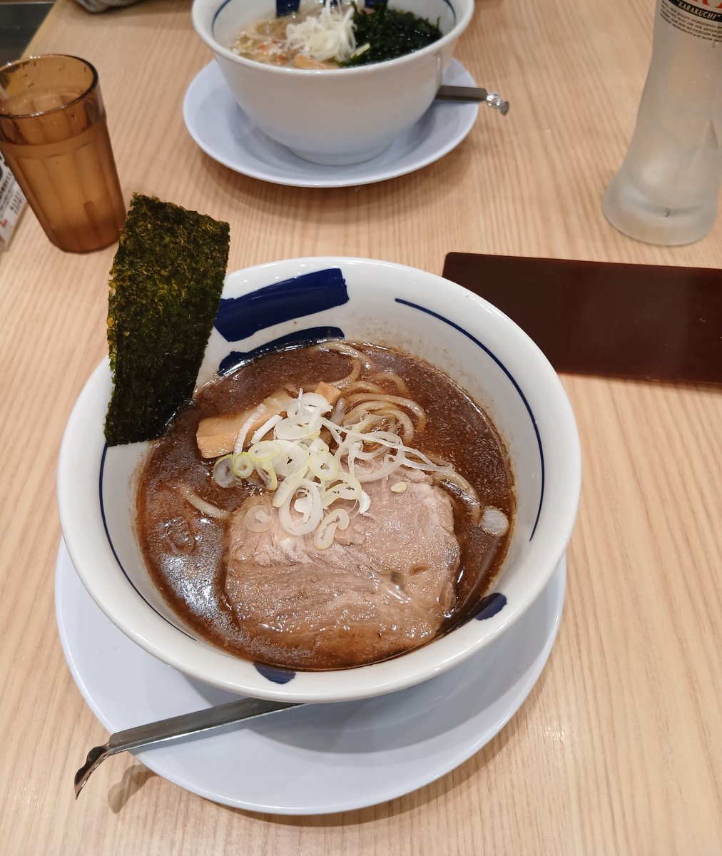 pagu2410's tweet photo. 同郷のだいちゃーさんと終演後にお会いして、一緒にラーメン食べた！🍜
誰かと食べるご飯は美味しい･･･😭

LIVE、楽しかったなぁ･･･
あっという間だったなぁ･･･

後ろすぎる＆埋もれすぎて
7割見えなかったけど😅

これはもう１回行きたくなるなぁ･･･
(絶対無理)

楽しかったなぁ･･･ https://t.co/akjZQXkQz9
