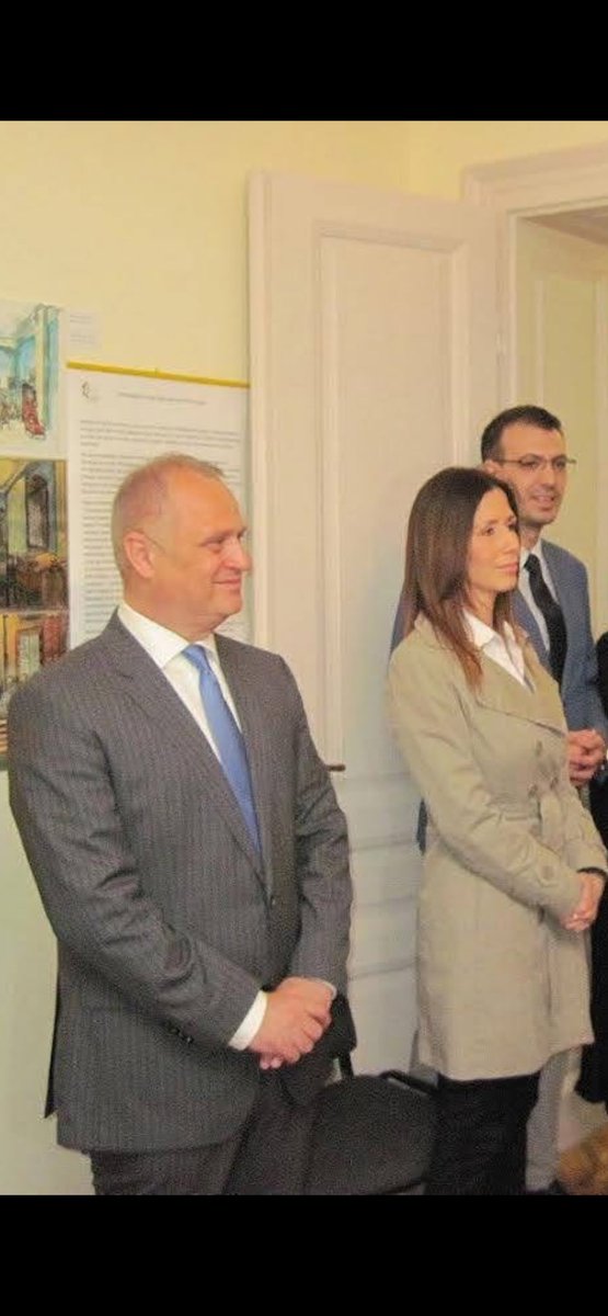 NikadKasno's tweet photo. @MasinaRS Inspektorka u drustvu strucnjaka za infrstukturu https://t.co/f7PncTiXp6