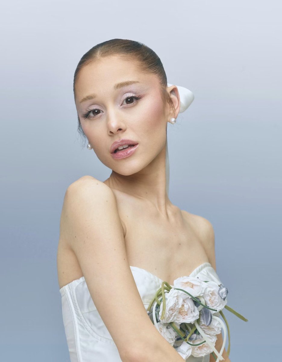 PopBase's tweet photo. Ariana Grande stuns for r.e.m. beauty. https://t.co/m5lyK7h1Ha