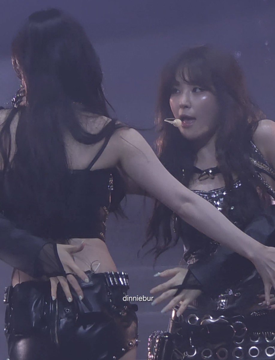 seulreneutt's tweet photo. seulgi’s expression and her hand on irene’s neck during this part in feel good… https://t.co/tE0jLo6alZ