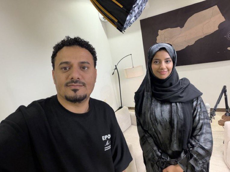 zin66j's tweet photo. 🚨🚨 لا أثق في المُتزلفين 🚨🚨

عن شيماء الأديمي @Shyma20n مذيعة قناة الهوية التابعة لميليشيا الحوثي الإرهابية "سابقًا" أتحدث.

وبالمناسبة حديثي ليس لذوي القلوب "الرقيقة" ولا لمن يملكون ذاكرة سمكة ويظنون أن تغيير الاتجاه يمسح الماضي …

توبتها؟ شأنها وحدها
إن كانت صادقة فلها بينها وبين ربها
أما أن تتحول توبتها فجأة إلى صك ثقة وبطاقة دخول ومكسب وطني… فهنا أختلف كثيراً …

من كان بالأمس في معسكر ثم انتقل اليوم إلى المعسكر الآخر  لا يصبح تلقائيًا "كنزاً استراتيجياً" لمجرد أنه غير خطابه أو ولائه…

غير موقفك؟ حقك
تُب؟ حقك
ابدأ من جديد؟ حقك
لكن ثقتي؟ ليست حقاً مكتسباً لأحد مهما تملقني وأجزل في تزلفه لي …

أنا لا أحاكمها على توبتها ولا أناقش تبدل ولاءاتها او مواقفها

أنا فقط أقول:

لا تجعلوا الثقه حقاً مُكتسباً بالضروره لمن اعلن توبته أو غير قناعاته او تحول خطابه بهذه البساطه …