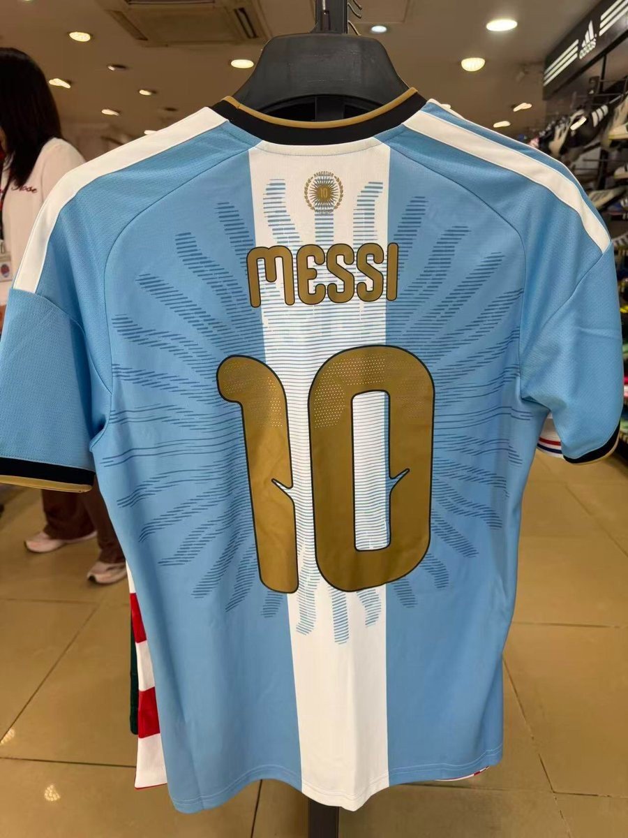 futtmais's tweet photo. A camisa da despedida de Lionel Messi da seleção da Argentina.

Absurda! Vai vender muito. https://t.co/A7S8N559ia