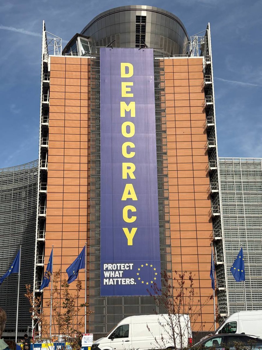 smith51_a's tweet photo. J’étais représenté à la mobilisation des syndicats européens et belges à Bruxelles, opposés au 28ème régime.

Sous couvert de simplification, la Commission prépare la destruction des droits des travailleurs et la fraude fiscale massive !

«Protect what matters » qu’ils disent ! https://t.co/31QrAAcRYC