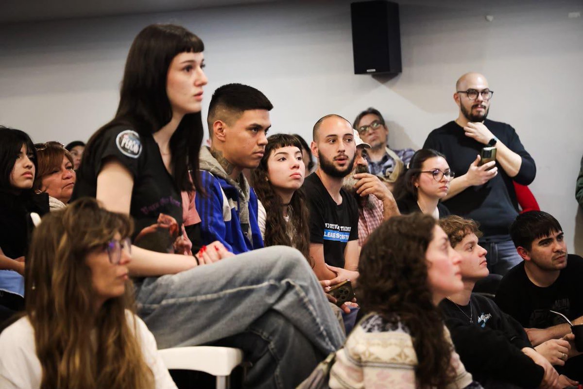 p_justicialista's tweet photo. NO SE PUEDE AMAR LO QUE NO SE CONOCE.

Presentamos en el Partido Justicialista un microdocumental realizado por estudiantes de escuelas técnicas de todo el país sobre el retiro de YPF de Comodoro Rivadavia y sus consecuencias económicas, sociales y productivas.

Una herramienta para discutir qué modelo de desarrollo queremos para la Argentina, cómo aprovechamos nuestros recursos y, sobre todo, para quién queremos que sirvan.

No se puede pensar un modelo de desarrollo sin entender nuestro territorio, su historia, sus recursos y a quienes producen y trabajan en él.