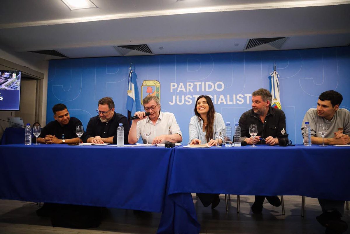 p_justicialista's tweet photo. NO SE PUEDE AMAR LO QUE NO SE CONOCE.

Presentamos en el Partido Justicialista un microdocumental realizado por estudiantes de escuelas técnicas de todo el país sobre el retiro de YPF de Comodoro Rivadavia y sus consecuencias económicas, sociales y productivas.

Una herramienta para discutir qué modelo de desarrollo queremos para la Argentina, cómo aprovechamos nuestros recursos y, sobre todo, para quién queremos que sirvan.

No se puede pensar un modelo de desarrollo sin entender nuestro territorio, su historia, sus recursos y a quienes producen y trabajan en él.