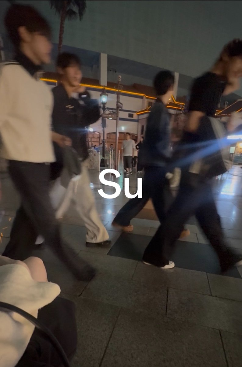ahofnews's tweet photo. AHOF JEONGWOO was spotted in Lotte World with ZB1 Taerae, XODIAC Gyumin and IDNTT's Dohun. https://t.co/E5sI6RHhnm