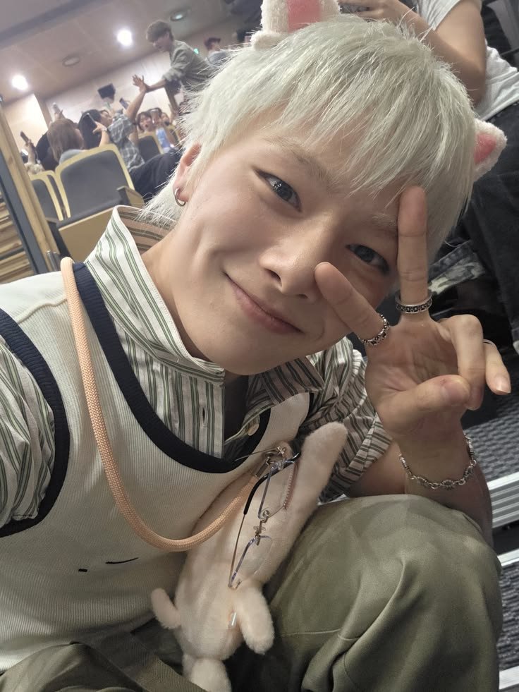 kyo4ung's tweet photo. 🦊x🐺🔞//Chn is dating Jngn—a delicate, cute-styled boy who makes anyone fall for him. Ever since they went public with their relationship, their friends had convinced themselves that Chn was the "top," betting that Jngn was submissive and shy in bed. Imie couldn't help but+ https://t.co/v0J08py6a2