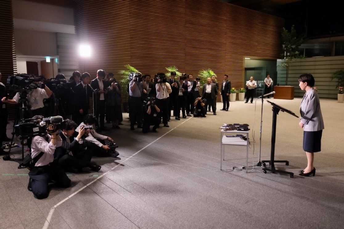 iloveyoulove777's tweet photo. ←イタリア・メローニ首相のガチのぶら下がり。台本なし。

→記者からの質問を事前に把握し原稿棒読みのヤラセぶら下がり❗️

女性総理大臣で、この差❗️ https://t.co/URuN03cIVZ
