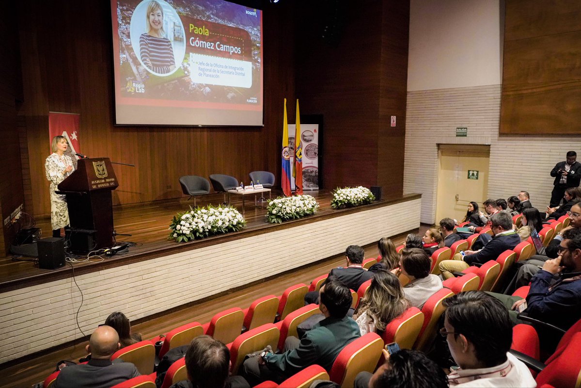 planeacionbog's tweet photo. Hoy se lleva a cabo el 4to Encuentro Regiolab "Las aglomeraciones y el futuro del desarrollo colombiano". Bogotá se sienta con la academia, la ciudadanía e invitados internacionales a construir juntos un insumo para el Plan Nacional de Desarrollo, en materia de aglomeraciones. https://t.co/3KD940tpc2