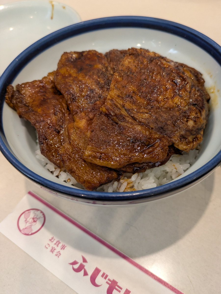 _yuzu_40's tweet photo. 帯広駅前ふじもり名物、お冷としてのメロンソーダ！
座っただけで1杯出てきて最高。半分はこれを飲みに来ている←
注文は十勝らしく豚丼。こちらも美味！！😋 https://t.co/gDv8Z64bj8