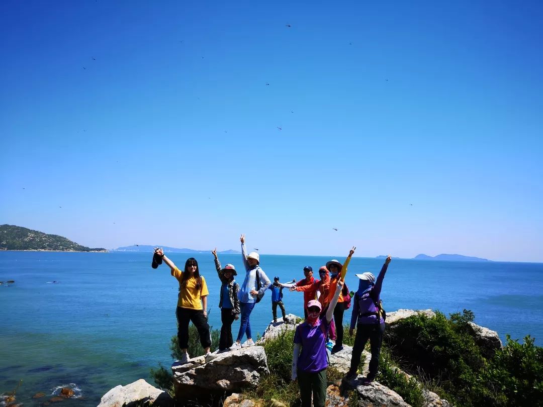 pavelemma239171's tweet photo. Just wrapped up 2 days of beach cleanup with local youth volunteers! Collected 15kg of plastic, made new friends, and felt so proud to protect our ocean. Small steps = big impact https://t.co/zfCGvmPQ9B