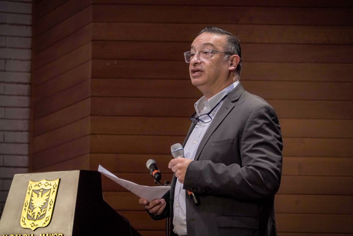 planeacionbog's tweet photo. "Las aglomeraciones no son solo demografía: son sistemas donde confluyen infraestructura, conocimiento y mercados. Ahí se genera la productividad del país", Diego Dorado, experto en descentralización, en la conferencia principal. #CuartoEncuentroRegioLab https://t.co/axIjDz2r48