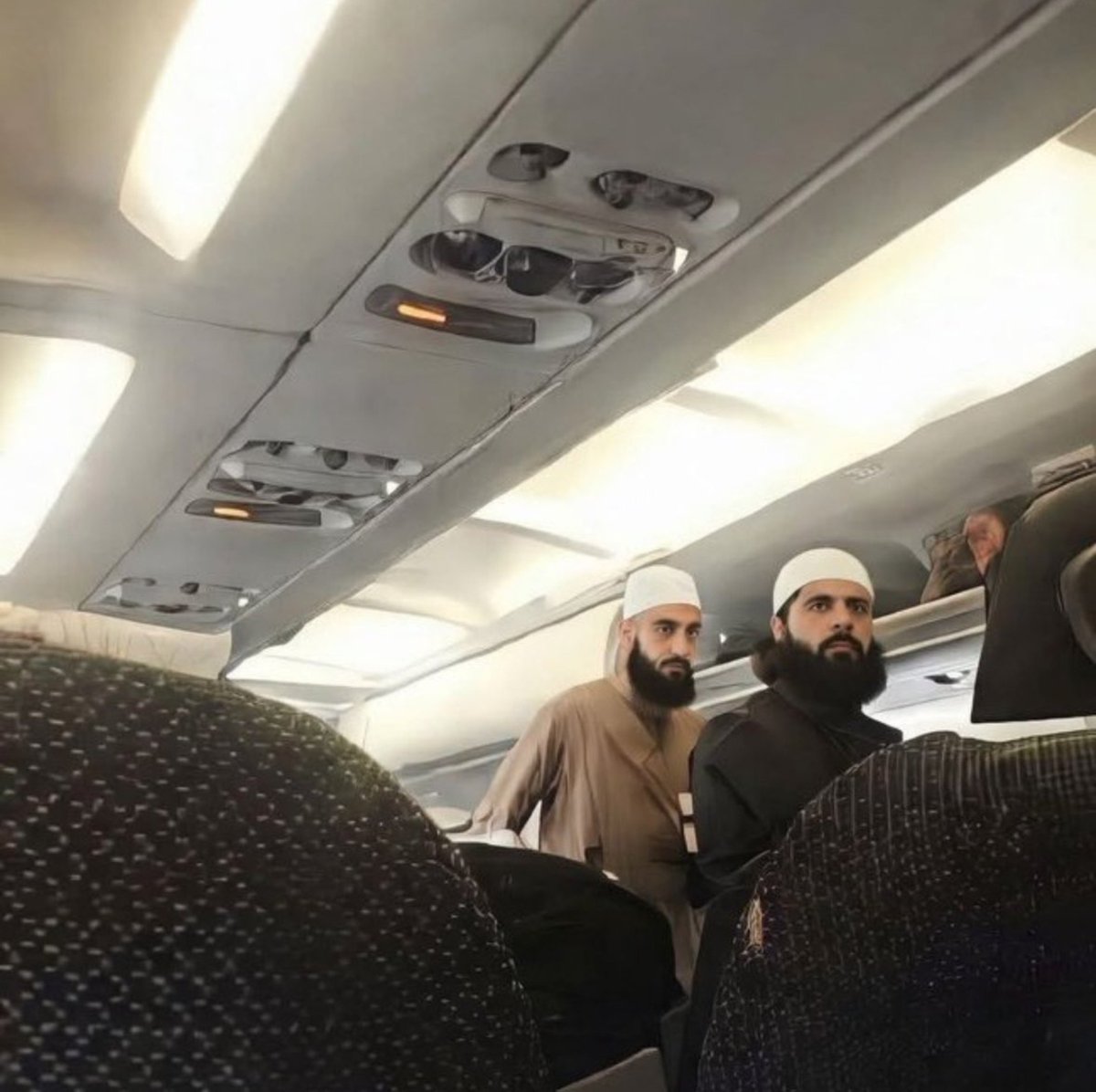 LiderSuprem_'s tweet photo. Pujeu a un avió i veieu això. 
Què feu? https://t.co/RNZx3V5DP7