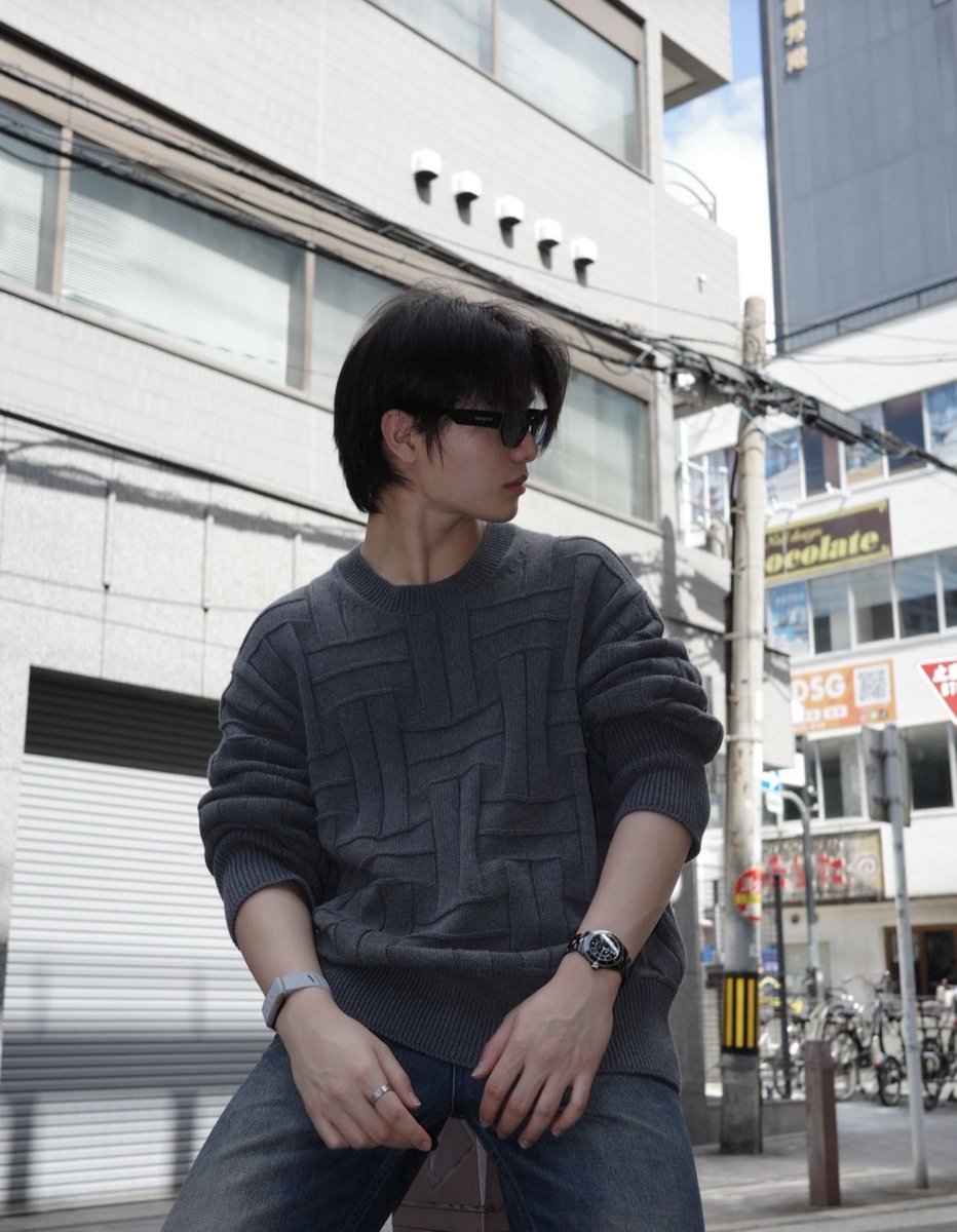 underthesamsky_'s tweet photo. คนซ้ายถ่ายเหมือนถ่ายโฆษณานาฬิกามาก คืออย่างไร ใครจ้าง หรืออยากอวดว่าเรือนนี้คู่แฟนครับ ละเลือกลงรูปวันที่แฟนลงงานชาแนลพอดีอีก โอ้ย จิ้นค่ะ นักร้องชื่อ w กับดาราตัวย่อ e เค้าแอบคบกันมั้ยคะ 🫪 https://t.co/GJZBXnnohv