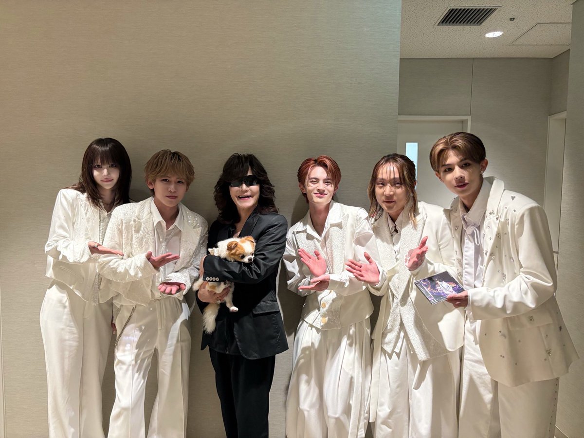 yg21bbshin's tweet photo. テレビ東京📺
「昭和vs令和！世代を超えて愛される名曲」 

放送をご覧頂きありがとうございました⟡.·

自分はLIVE中なのでリアルタイムで見ることは出来なかったのですが、皆様のポストやメンションなど、今からエゴサして熱を感じたいと思います🤲🏻

また出演できるよう頑張ります🗣

ご一緒させていただいた龍玄としさん
川畑要さんとお写真撮っていただきました！

@Toshlofficial 
#KaWang
#Shin